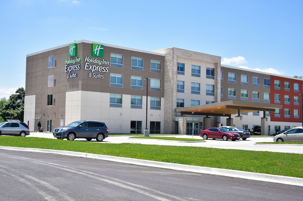 Holiday Inn Express and Suites Bensenville OHare 2/41