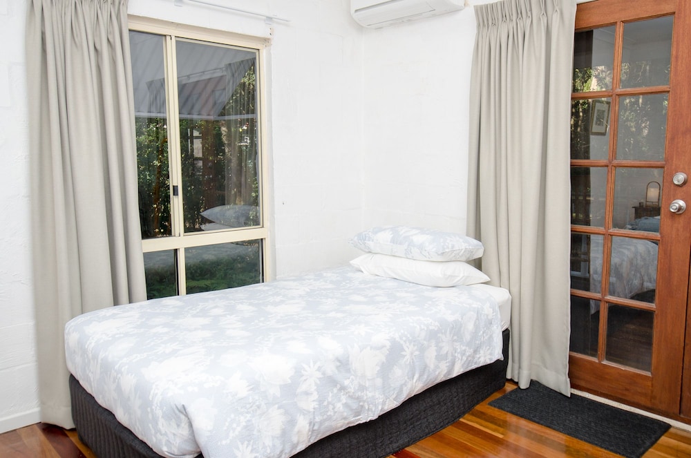 Blue, Cottage, 1 King and 1 Single Beds