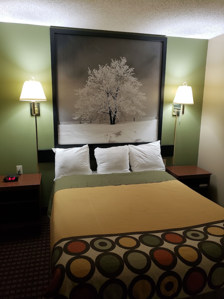 Super 8 by Wyndham Valentine NE 30/63