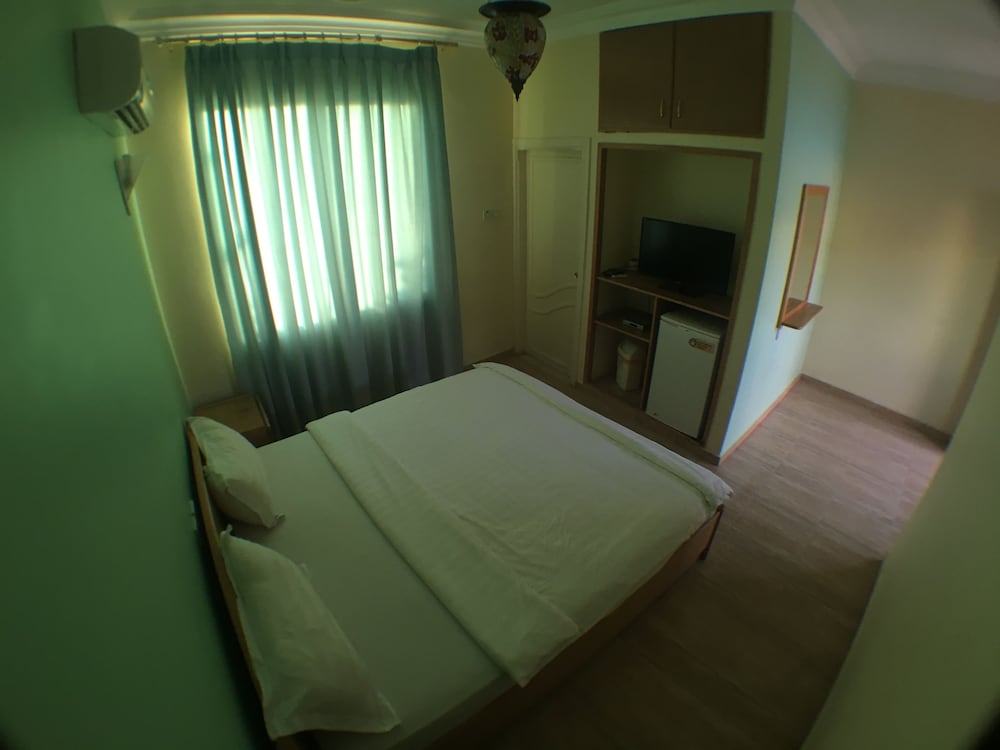 ROOM, TRIPLE, PRIVATE BATHROOM