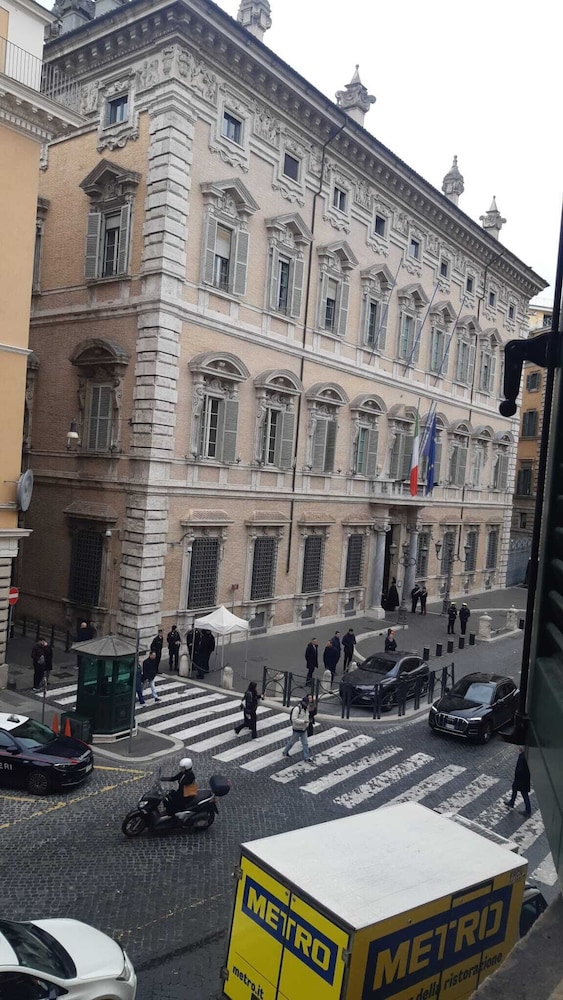 NAVONA SUITES 42/52