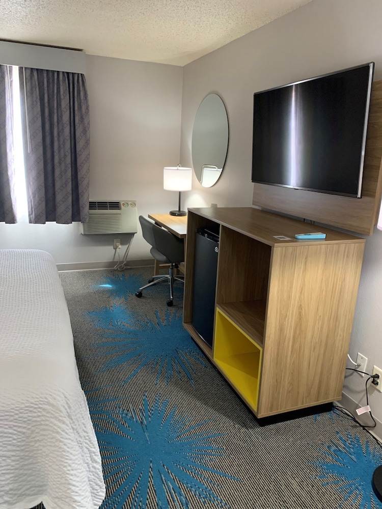 Days Inn by Wyndham Custer 33/36
