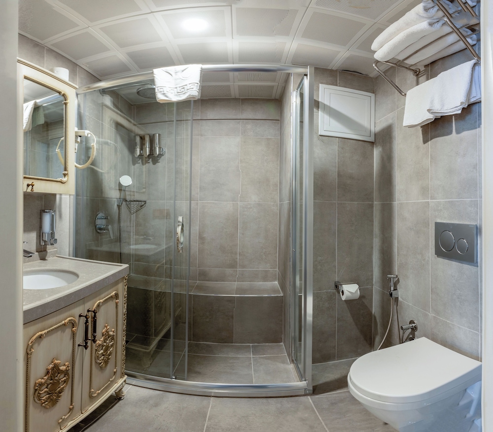 CZN Burak Hotel 68/74