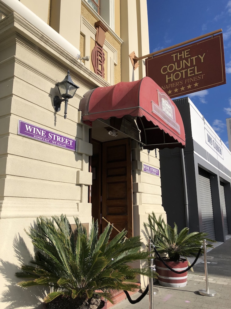 The County Hotel 4/50