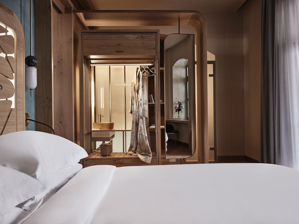 Suite, Queen Bed, Outdoor Jetted Tub, Sofa, Living Area