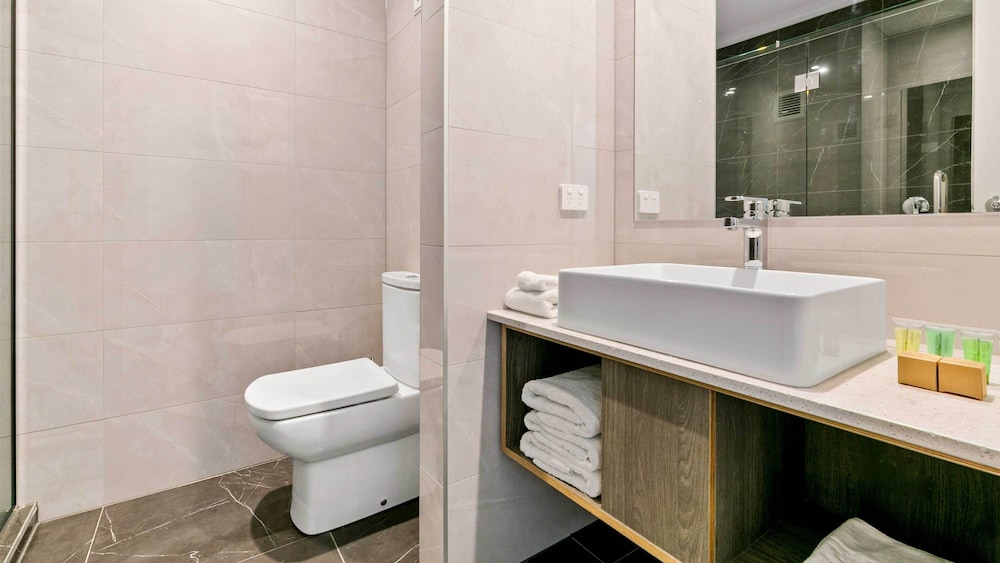 Lodge, King and Twin Beds, Village View، Mt Cook Lodge and Motel 2/3