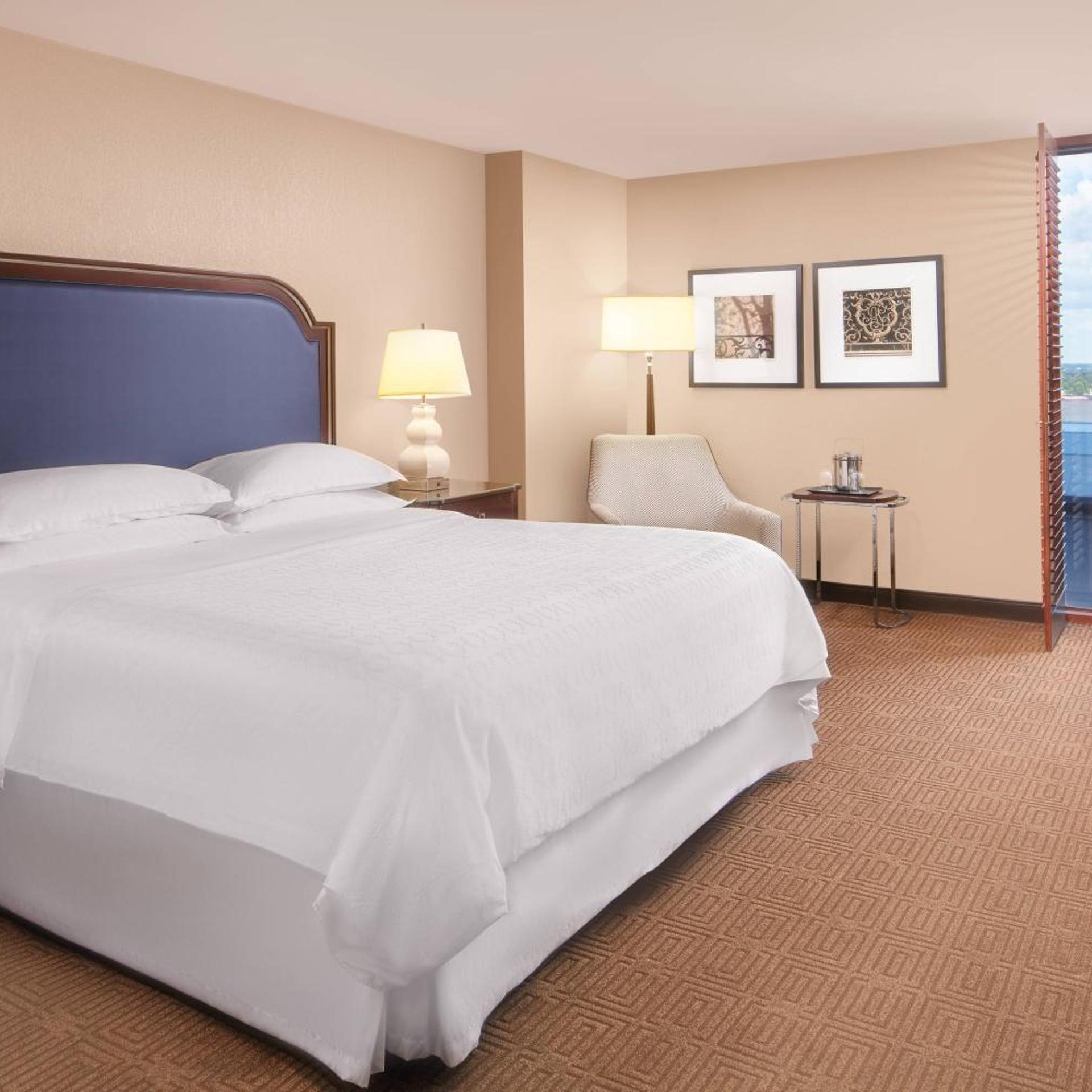 Guest Room, King Bed, Club Floor