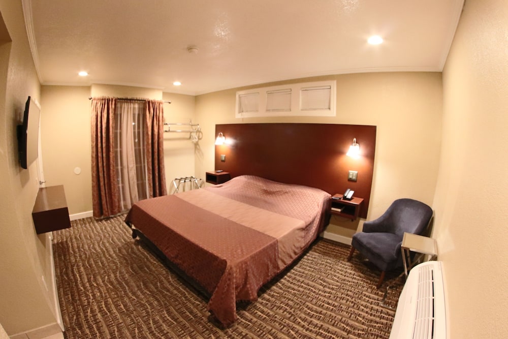 Santa Cruz Inn Riverside 12/23