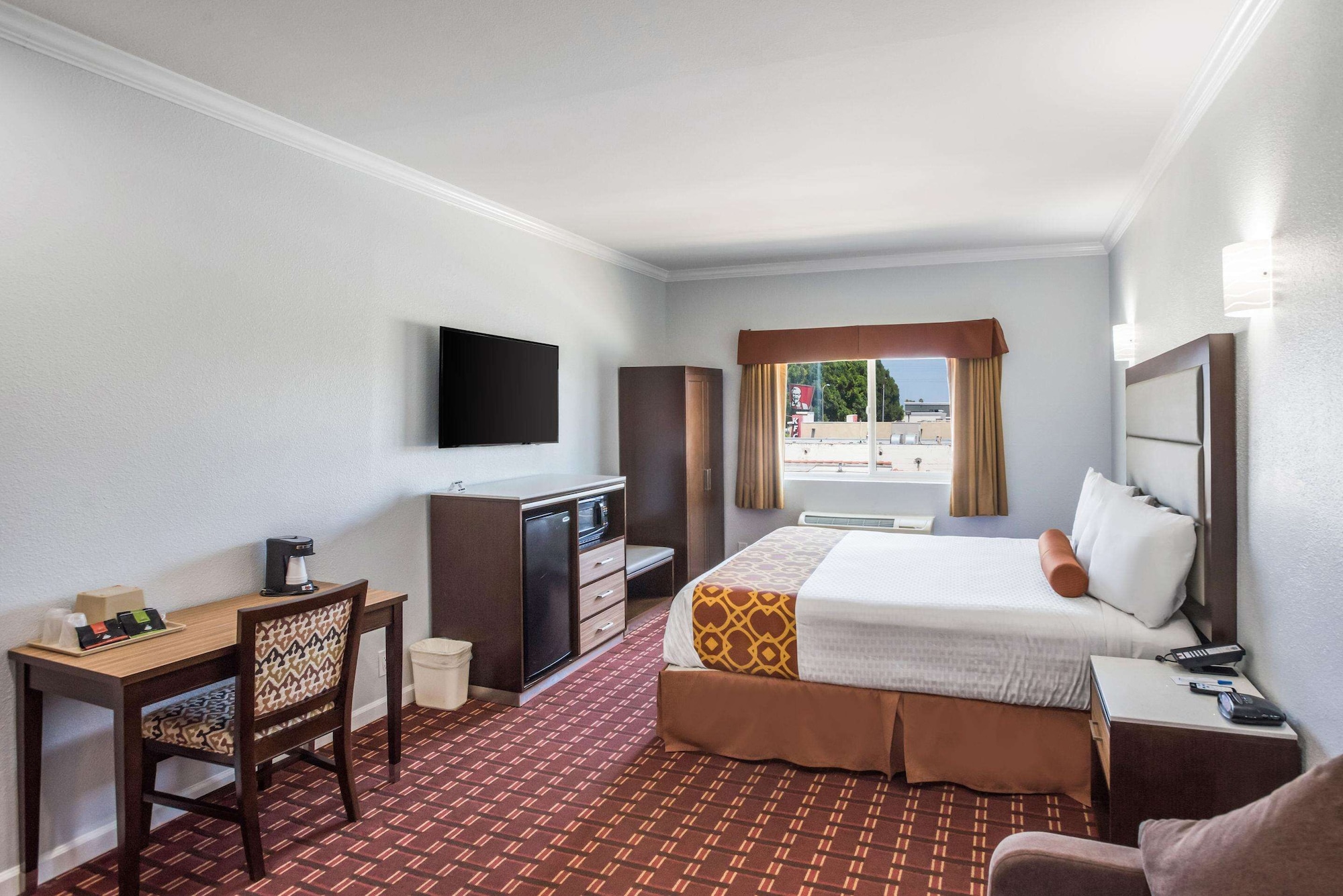 غرفة قياسية بسرير كينج، Rodeway Inn and Suites Pasadena 4/9