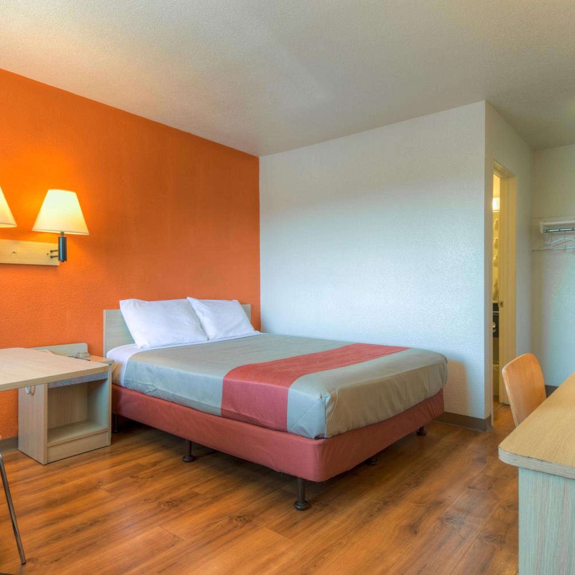 Deluxe, Queen Bed