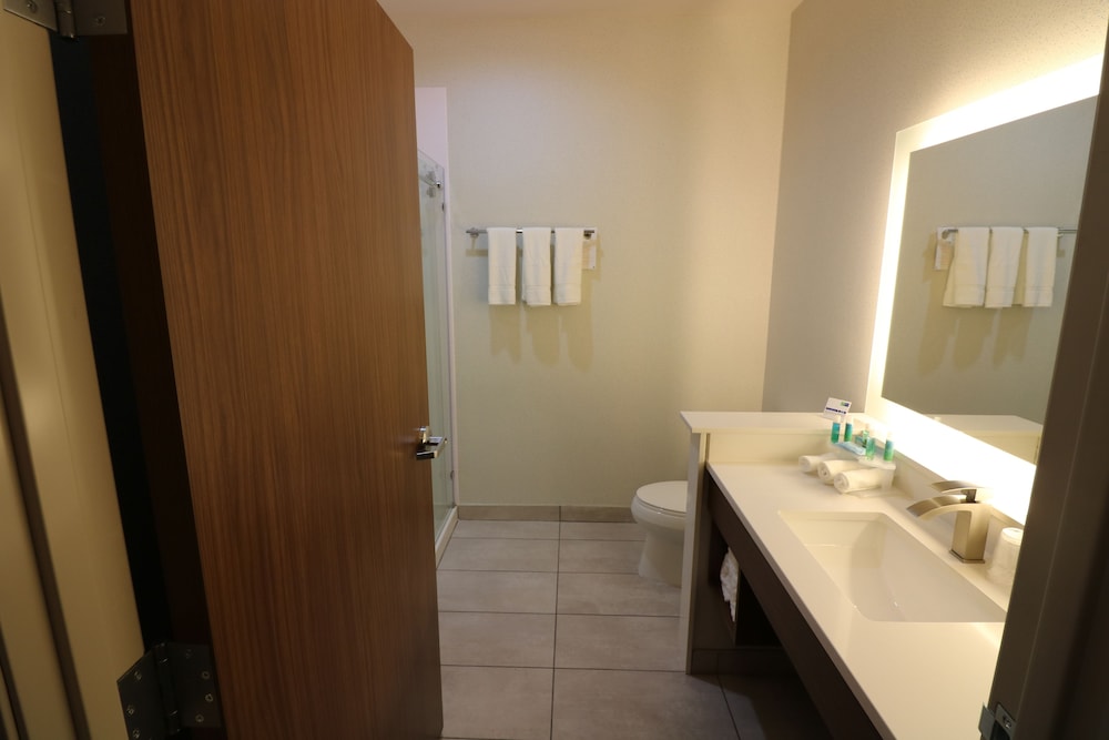 HOLIDAY INN EXPRESS & SUITES COFFEYVILLE 18/48