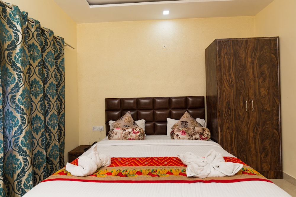 HOTEL KRISHNAS 33/59