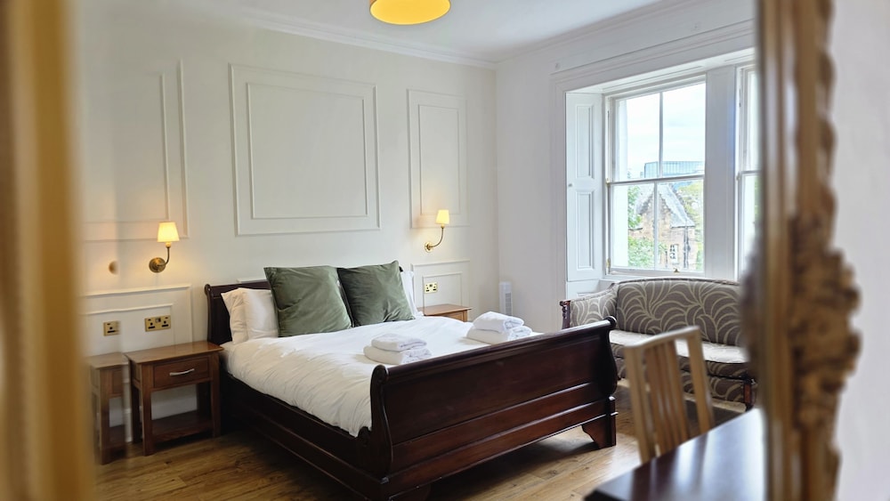 DELUXE, DOUBLE BED