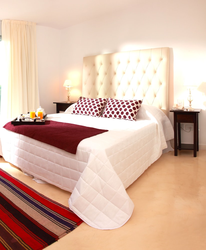 Be Hollywood Hotel 27/73