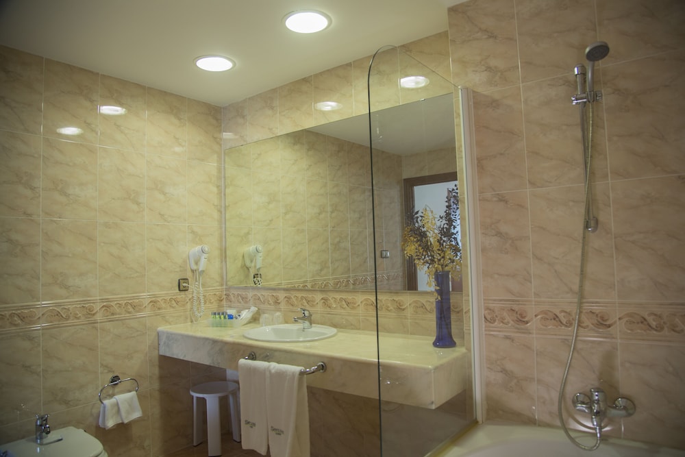 Hotel Checkin Valencia Ciscar 30/64
