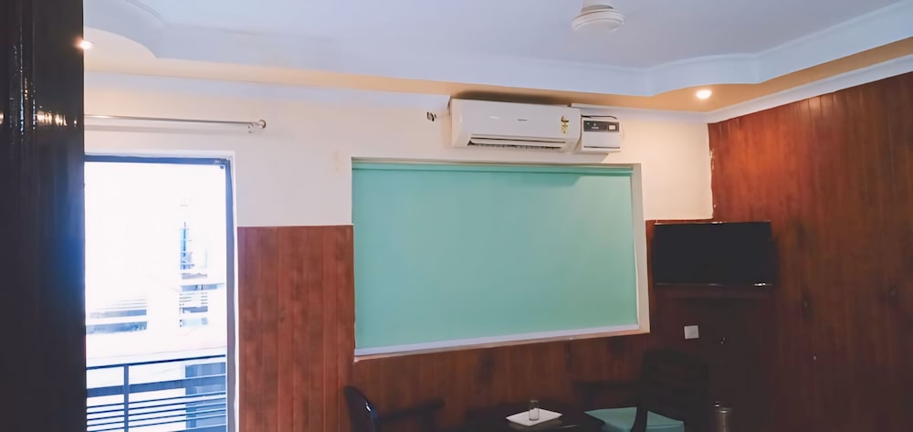 Oyo 1811 Hotel Leisure Palace 23/26