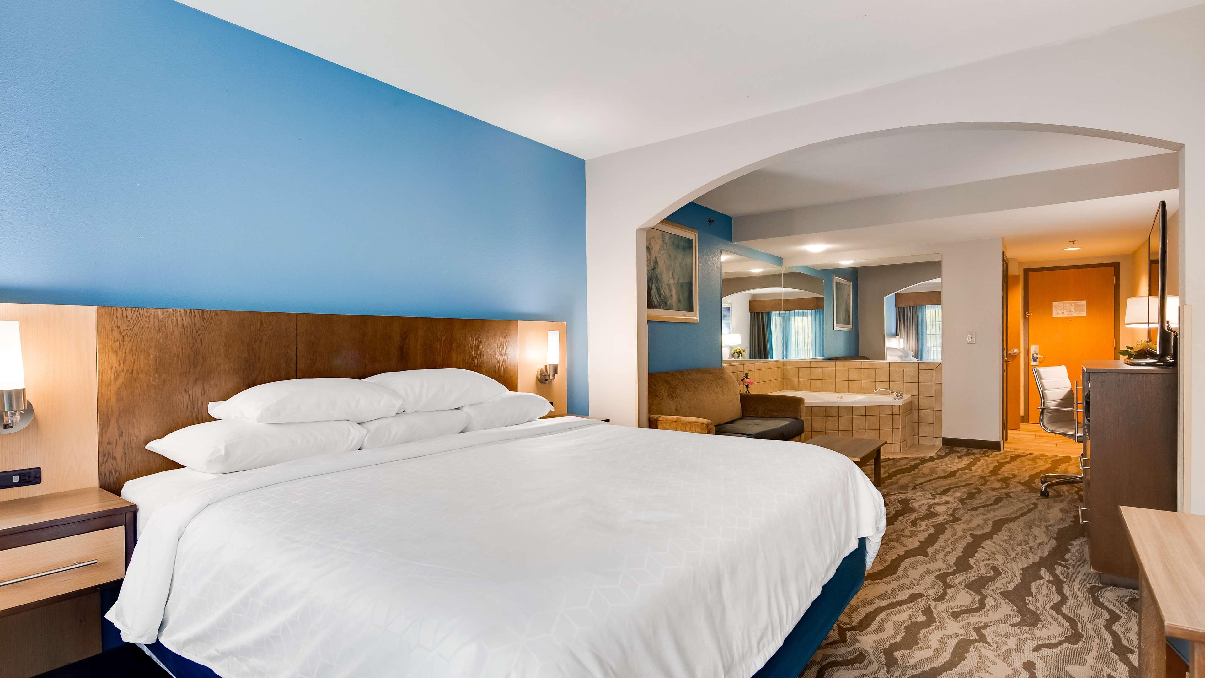 جناح بسرير كينج بإطلالة على النهر بشرفة مع أريكة بحوض جاكوزي، Best Western Plus River Escape Inn & Suites 3/10