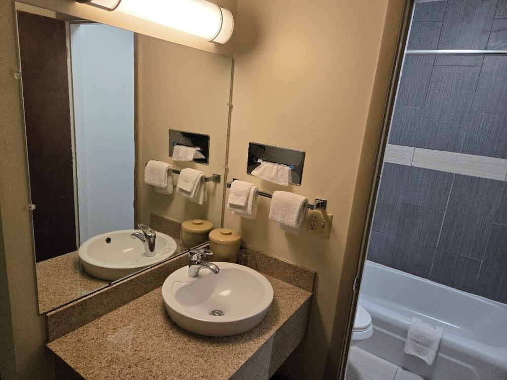 Travelers Lodge Motel Marshall 56/60