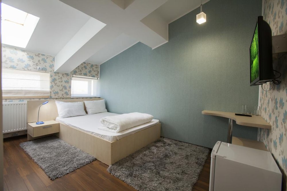 SUPERIOR, SINGLE, QUEEN BED
