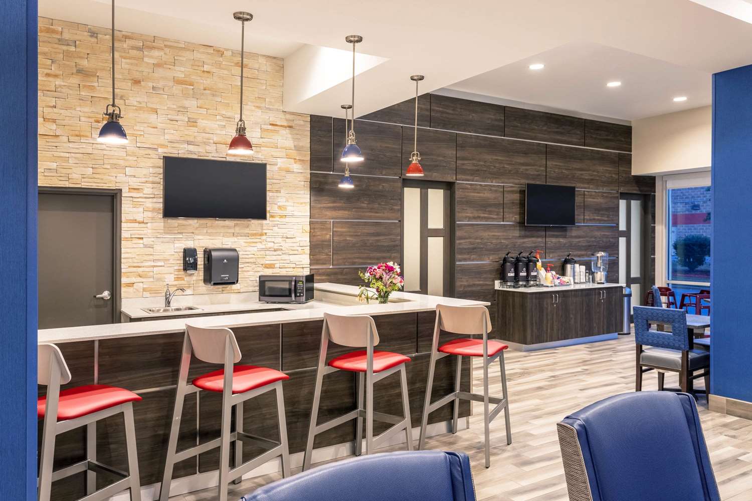 La Quinta Inn & Suites by Wyndham Bloomington 53/64