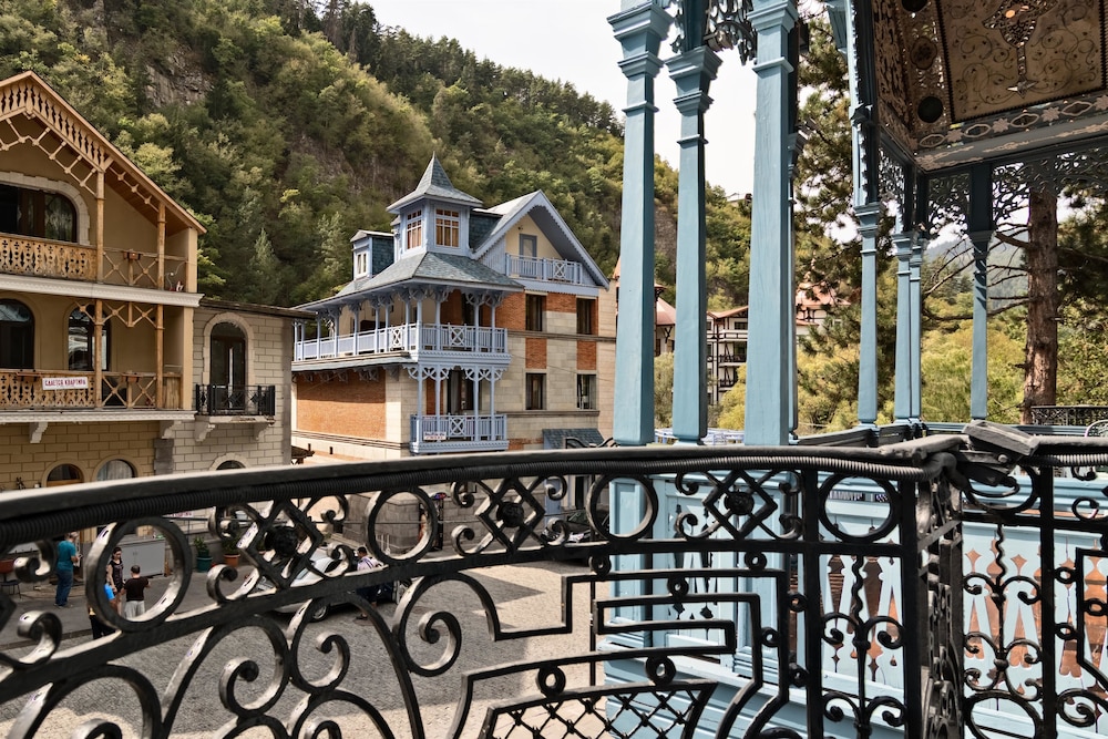 Golden Tulip Borjomi 66/73
