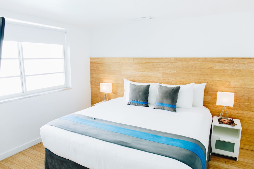 SUITE, KING BED