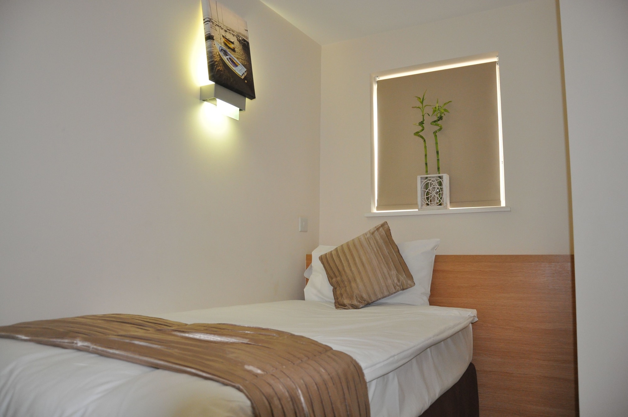 ROOM, SINGLE