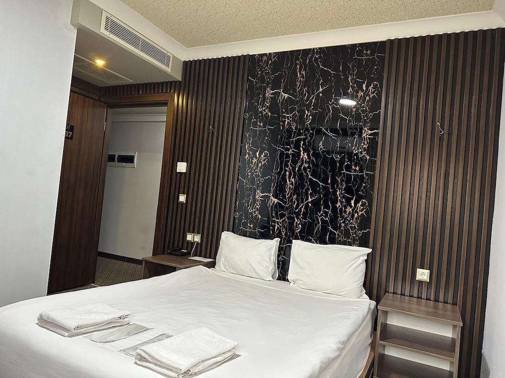 ROOM, SINGLE