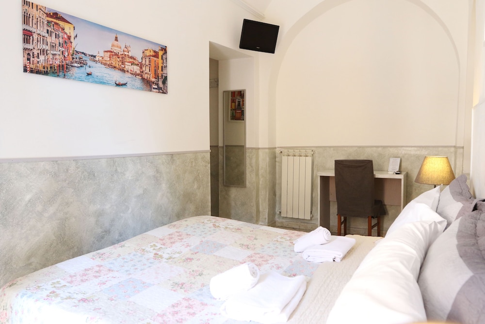 ROOM, DOUBLE OR TWIN BED, BALCONY, SMOKING