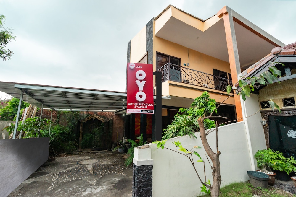 OYO 2285 Art Guest House Syariah 1/45