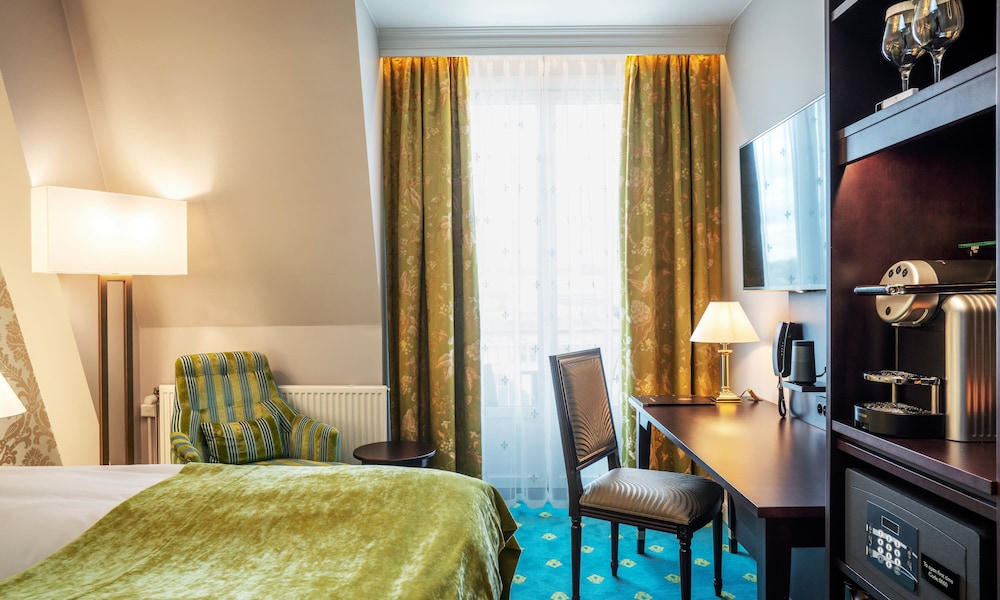 Hotel Bristol 25/79