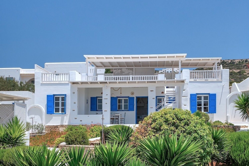 Dolphin Antiparos Villas and Suites 1/50