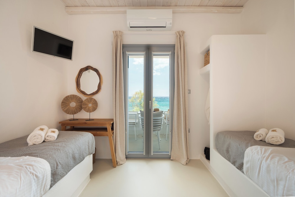 شقة بسرير مزدوج وسريرين منفصلين بإطلالة على البحر بغرفتي نوم، Blue Waves Suites & Apartments - To Kyma 3/10