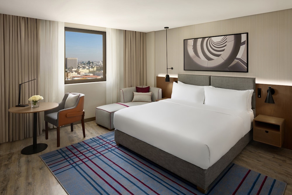 1 BEDROOM, SUITE, SMOKING