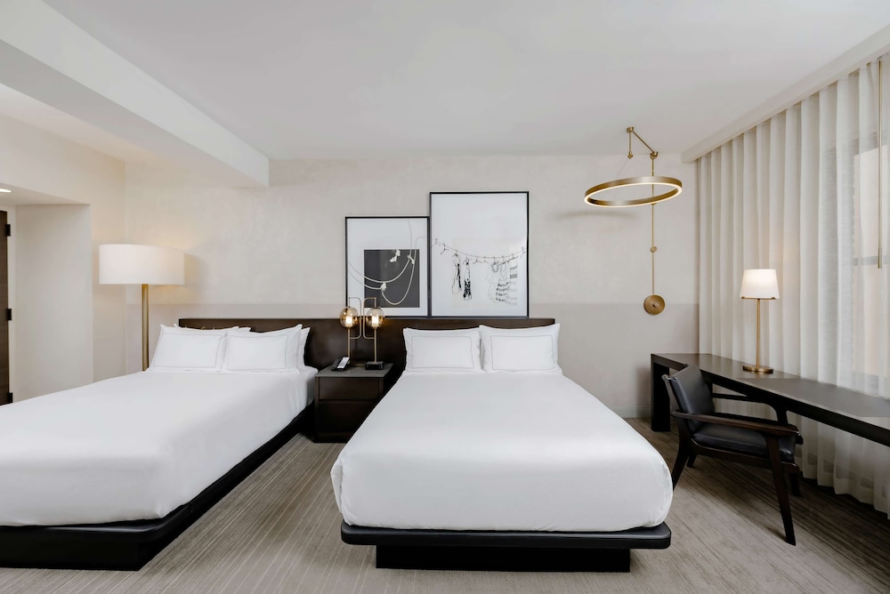 Hotel Fort Des Moines, Curio Collection by Hilton 19/81