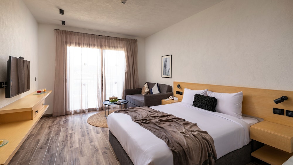 Creek, Premium, Queen Bed, Mountain View, Sofa