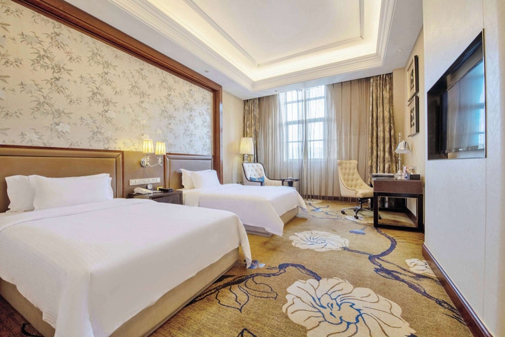 DELUXE, TWIN BEDS, LAKE VIEW