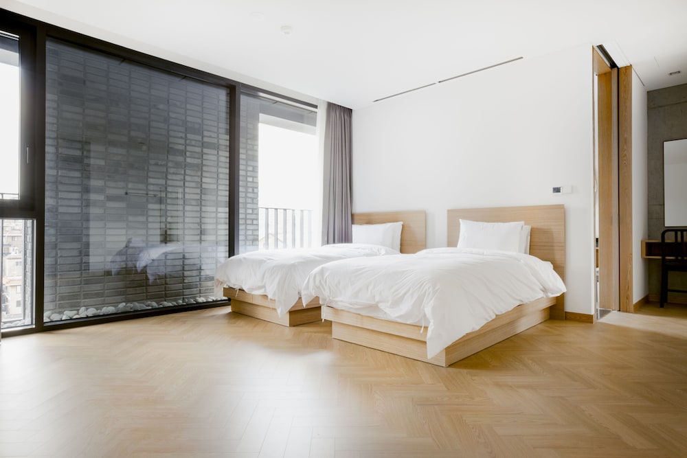 Handpicked Hotel & Collections 11/37