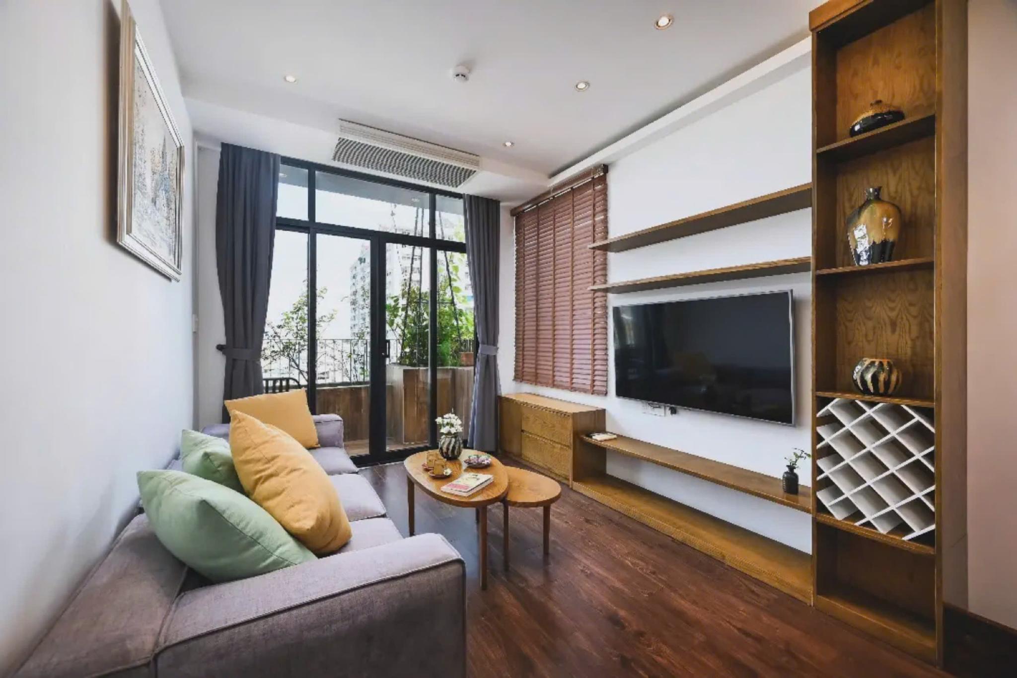 2 Bedrooms, Family Suite, City and Street View, Balcony, Kitchen, Bathtub