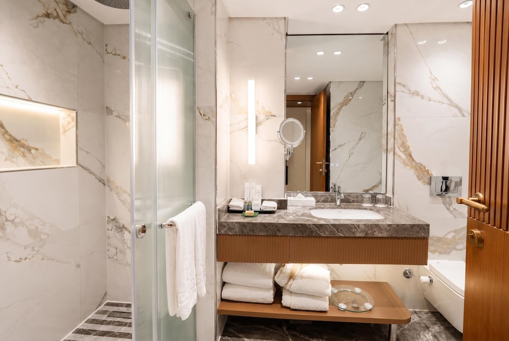 Royal, Elite, King Bed, Lateral Side Nile View، Sonesta St George Hotel 7/9