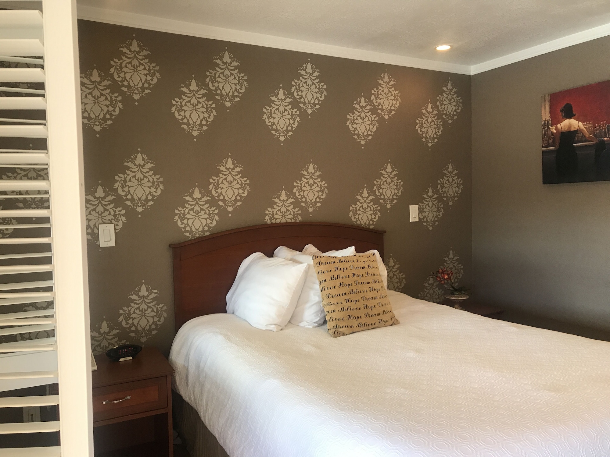 STANDARD, QUEEN BED