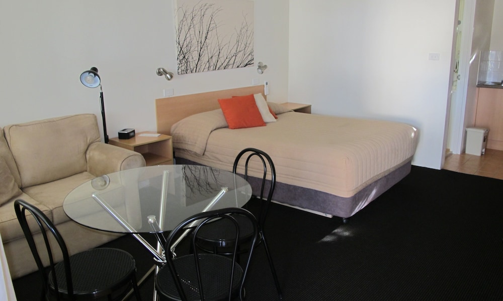 Aston Hill Motor Lodge 24/43