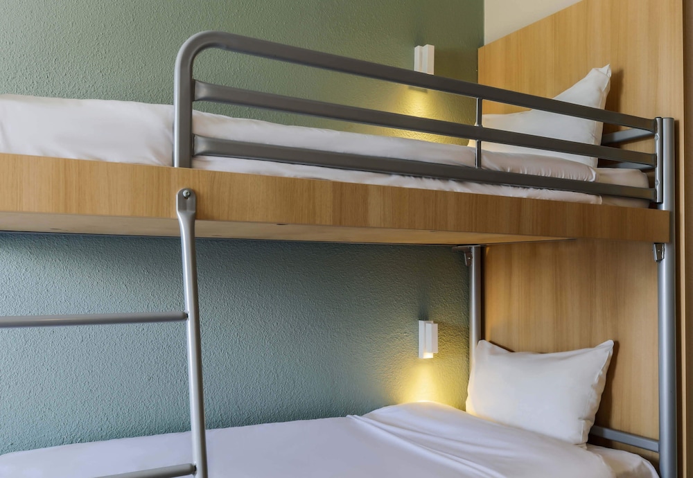 غرفة رباعية بسرير مزدوج وسريرين منفصلين، B&B Hotel Nancy Laxou Zenith 1/3