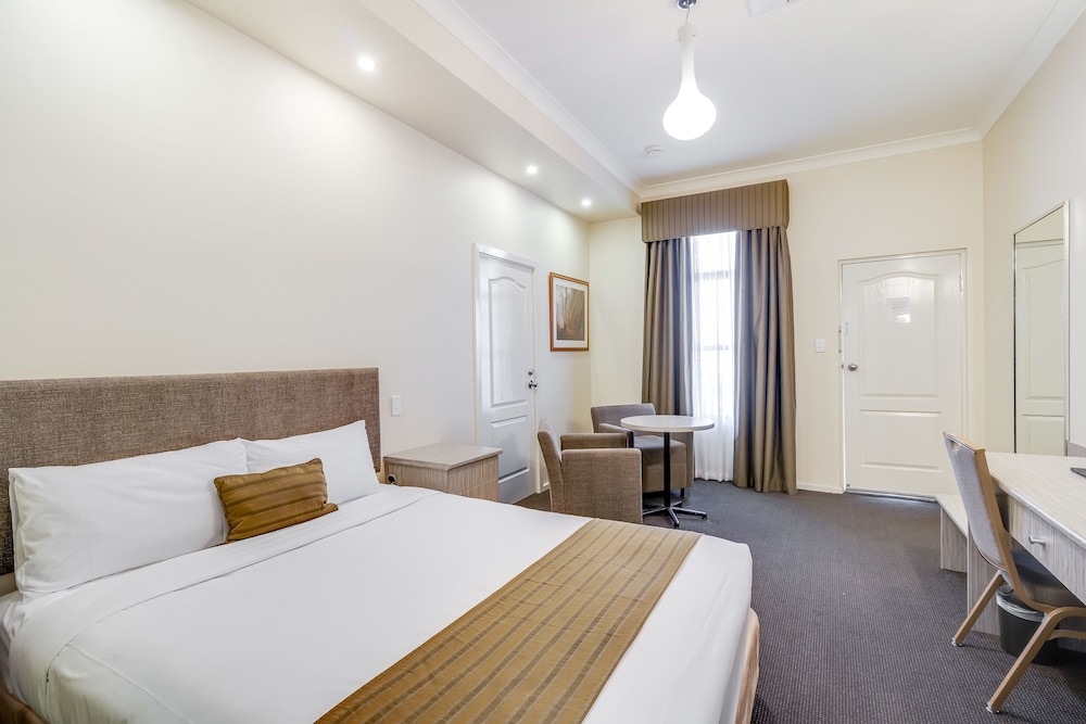 Prince of Wales Motor Inn 19/64
