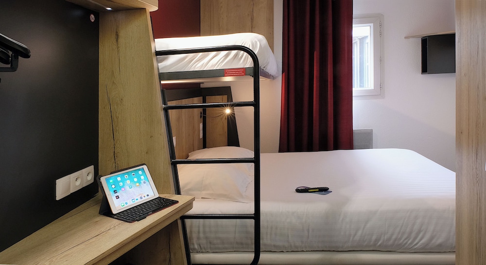 In Hotel 30/54