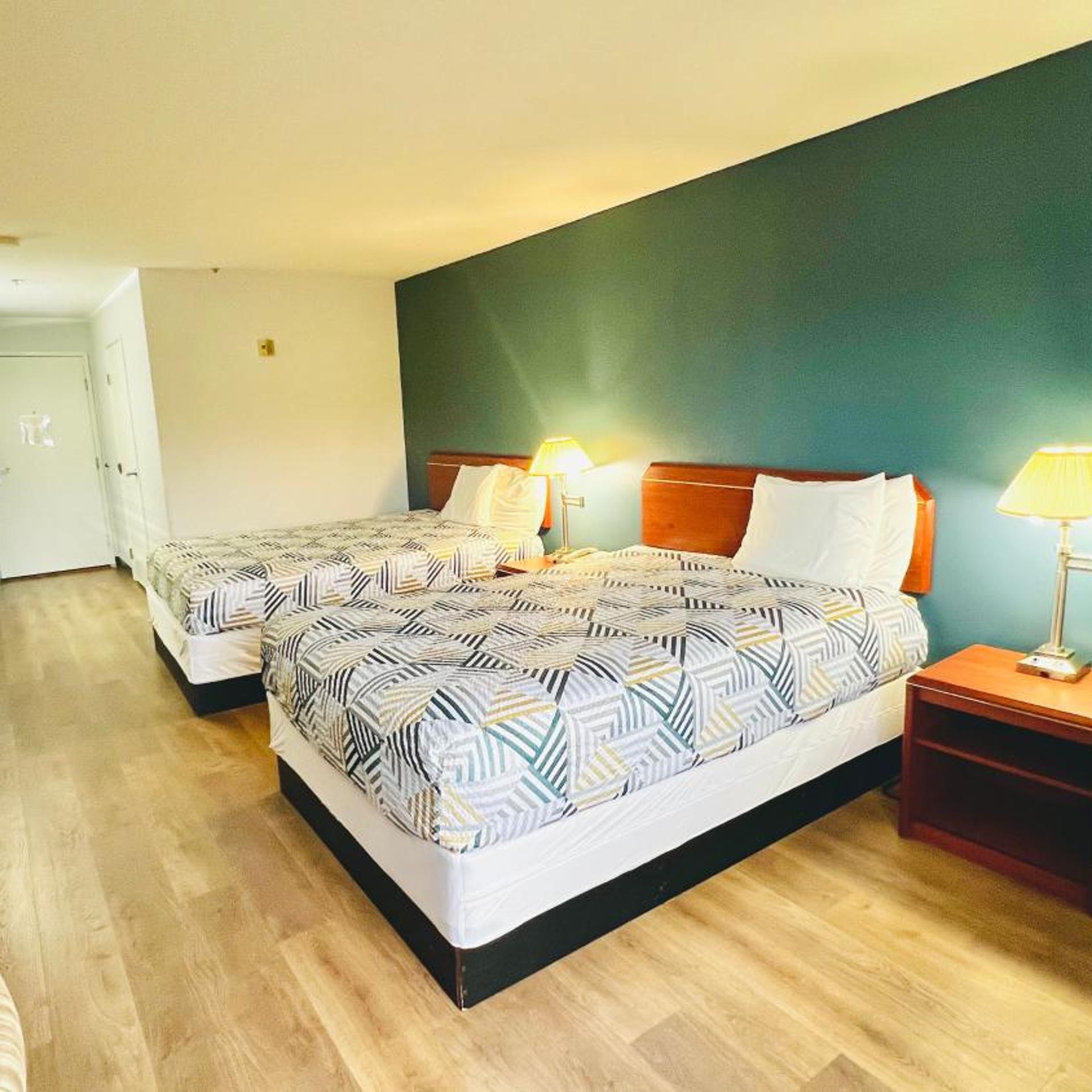2 Queen Beds - Non-Smoking, Micfridge
