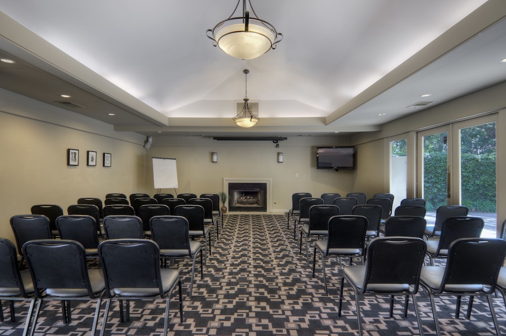 University Park Inn & Suites 38/38