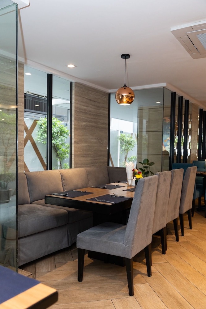 Mac Boutique Suites 50/69