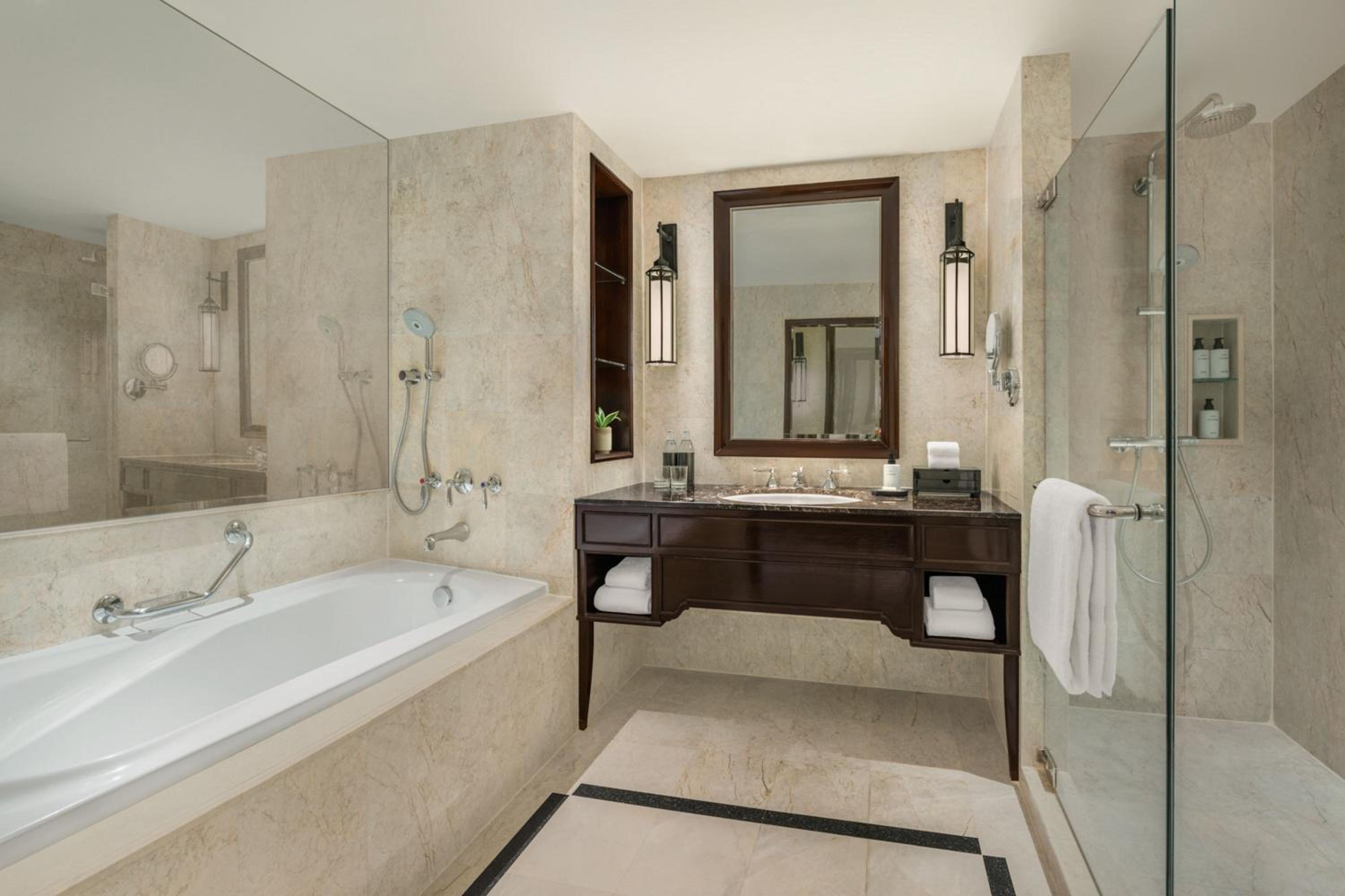 1 Bedroom, Athenee, Suite, Club Lounge Access, THE ATHENEE HOTEL, A LUXURY COLLECTION HOTEL BANGKOK 2/4