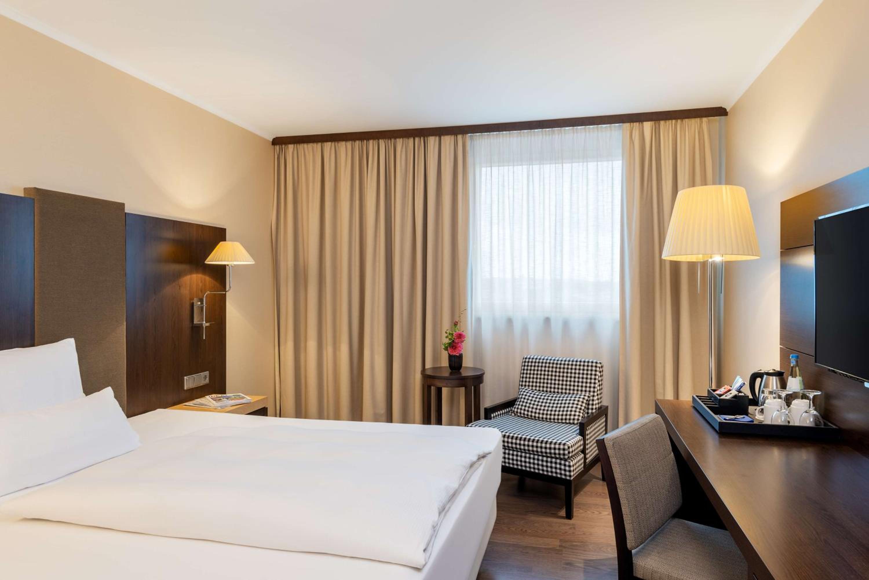 Standard, King Bed, Nh Stuttgart Airport 5/10